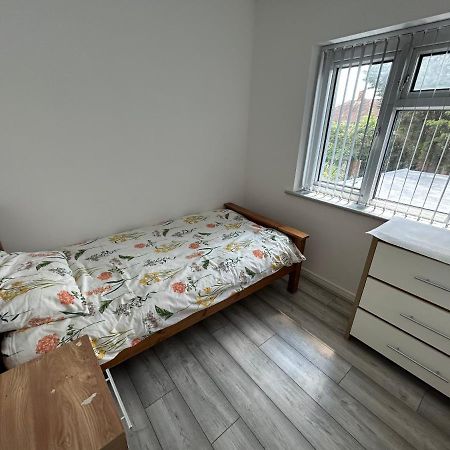 Lovely 3 Bedroom Entire Home With Street Parking - Close To Nec, Bhx Airport - Sleeps 6 Guests Ideal For Contractors & Families Birmingham Dış mekan fotoğraf