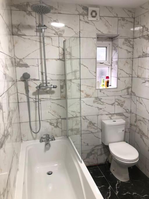 Lovely 3 Bedroom Entire Home With Street Parking - Close To Nec, Bhx Airport - Sleeps 6 Guests Ideal For Contractors & Families Birmingham Dış mekan fotoğraf