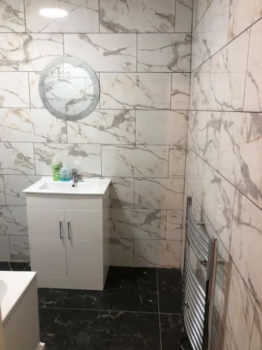 Lovely 3 Bedroom Entire Home With Street Parking - Close To Nec, Bhx Airport - Sleeps 6 Guests Ideal For Contractors & Families Birmingham Dış mekan fotoğraf