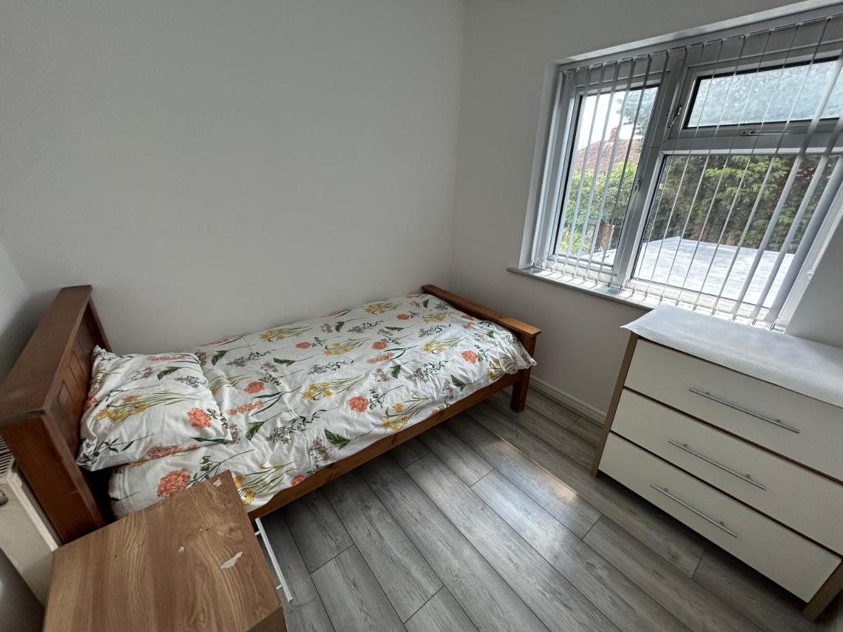 Lovely 3 Bedroom Entire Home With Street Parking - Close To Nec, Bhx Airport - Sleeps 6 Guests Ideal For Contractors & Families Birmingham Dış mekan fotoğraf