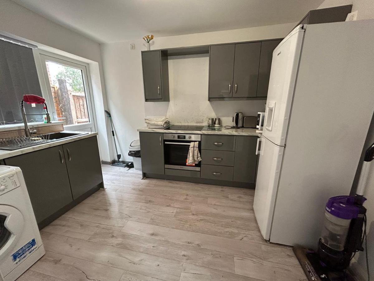 Lovely 3 Bedroom Entire Home With Street Parking - Close To Nec, Bhx Airport - Sleeps 6 Guests Ideal For Contractors & Families Birmingham Dış mekan fotoğraf